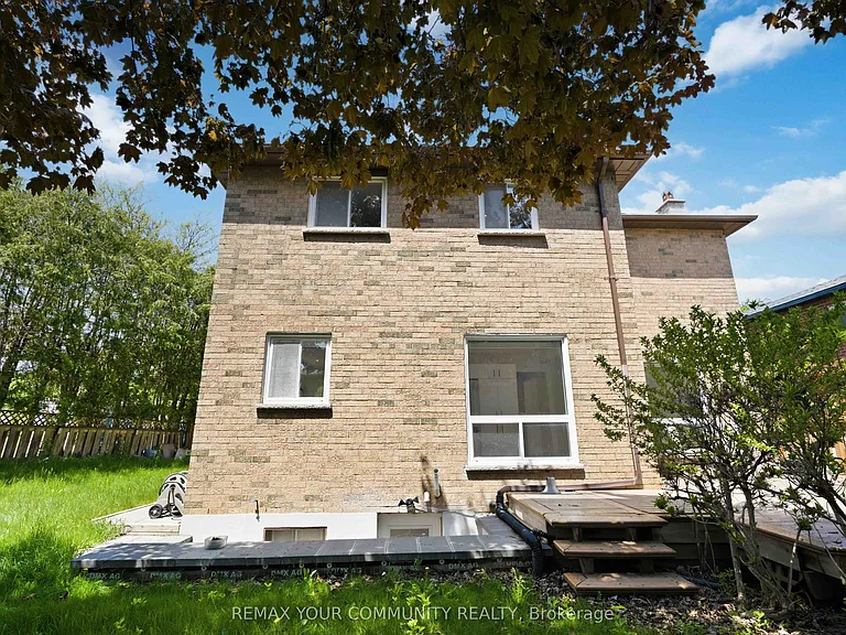 251 Osmond Cres — Photo 35