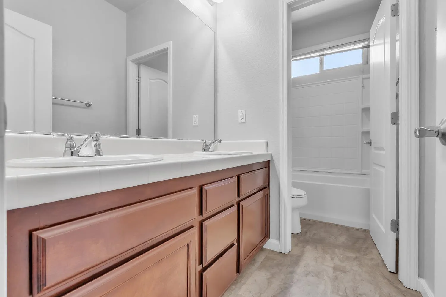 4 bed, 2.5 bath, 2216 sqft, $3,100 — Photo 4