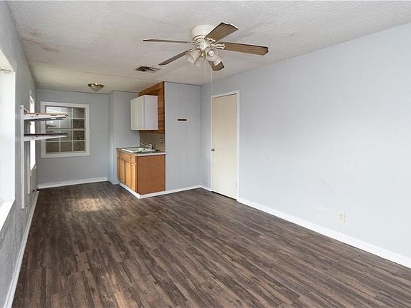 5th image of 2925 Greenwood Dr