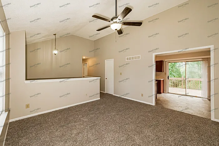 4 bed, 2.0 bath, 913 sqft, $1,620 — Photo 4