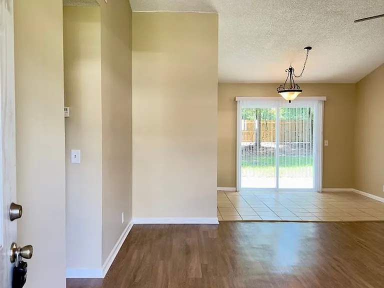 114 Dogwood Cir — Photo 2
