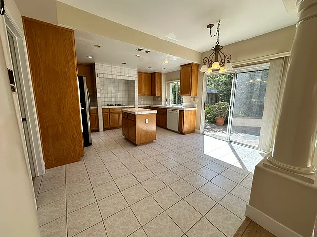 353 Silverlake Ct — Photo 5