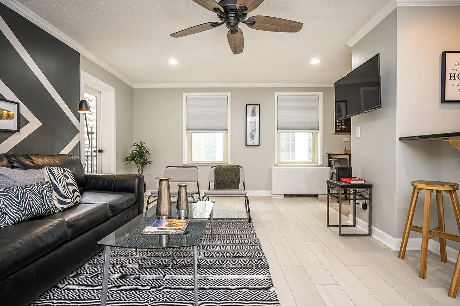1 bed, 1.0 bath, 592 sqft, $3,536 — Photo 4