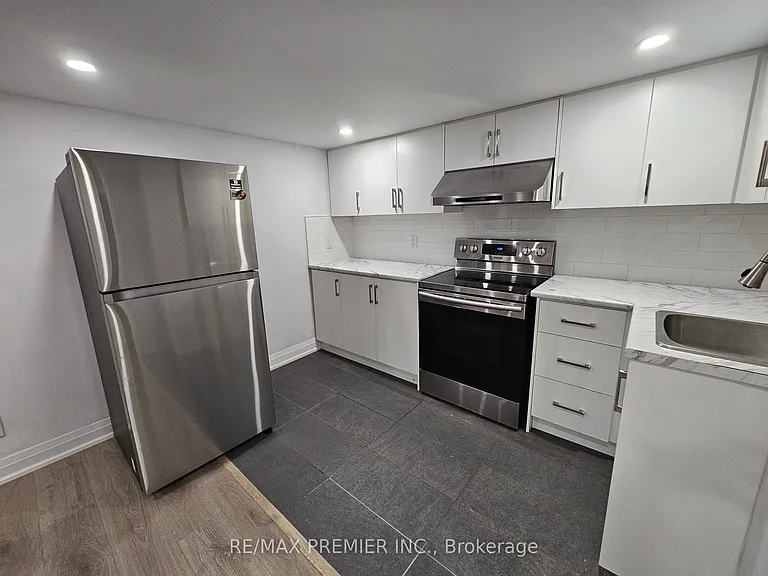 31 Compton Cres #A — Photo 2