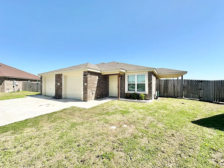 3323 Stonewall Dr — Photo 2