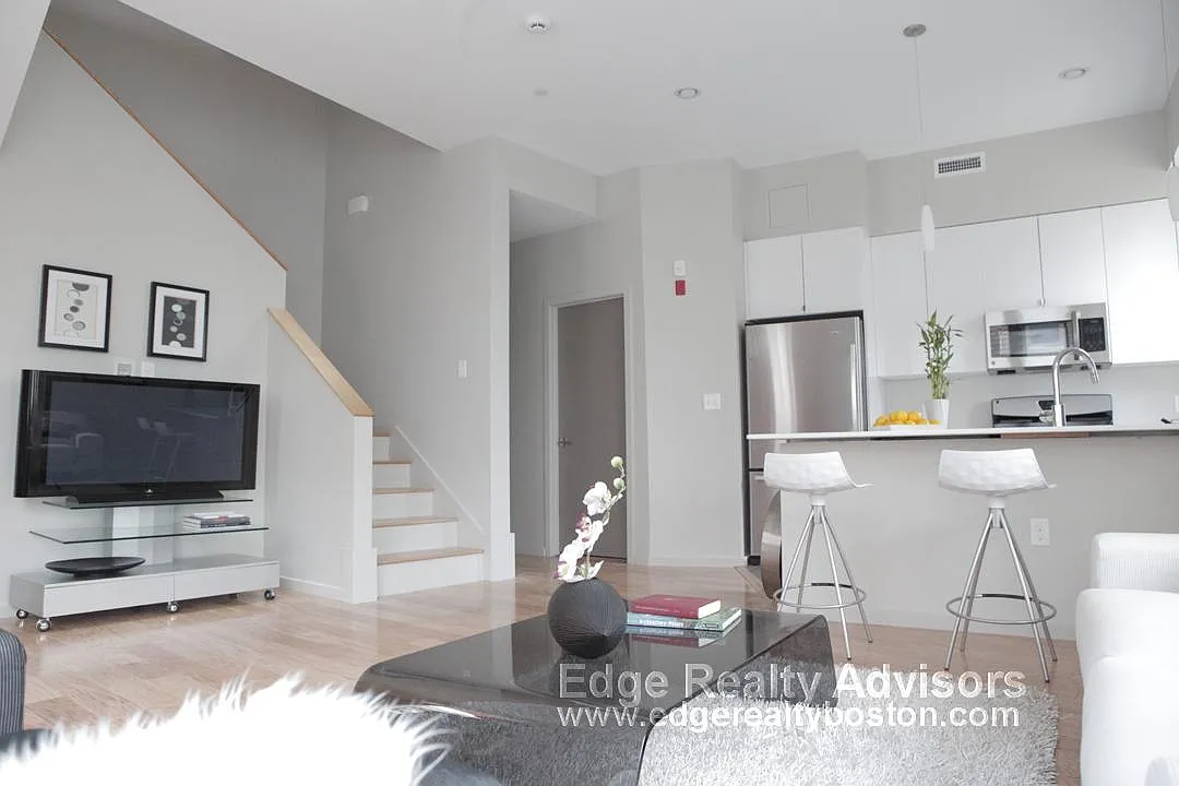 4 bed, 2.5 bath, 2500 sqft, $5,900 — Photo 2
