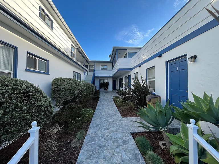1703 W Balboa Blvd — Photo 1