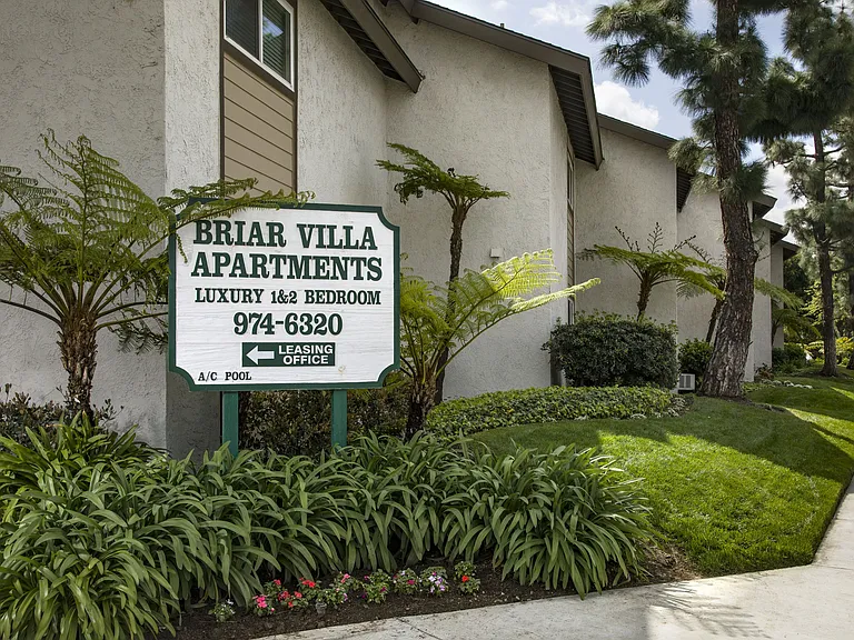 Briar Villa Apartments — Photo 1