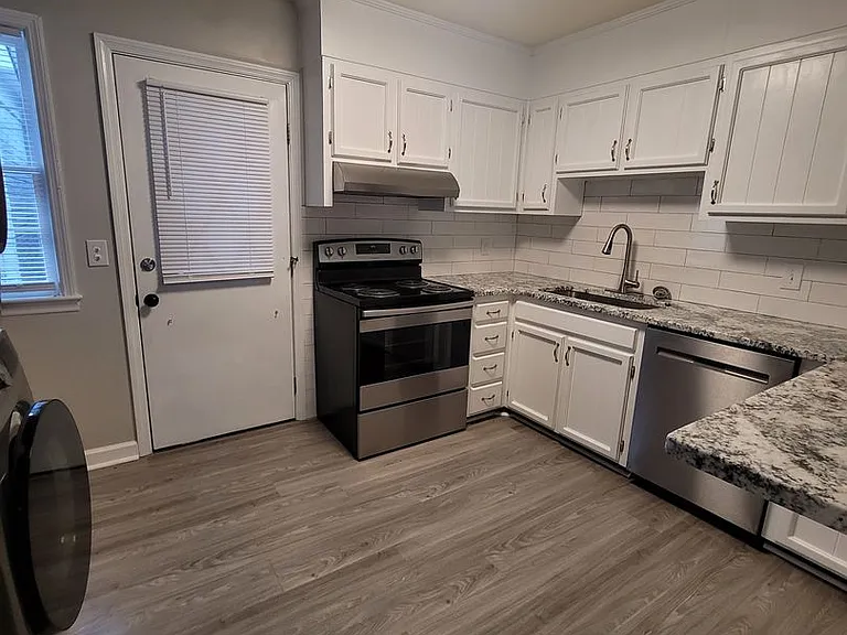 825 Montclair Dr — Photo 3