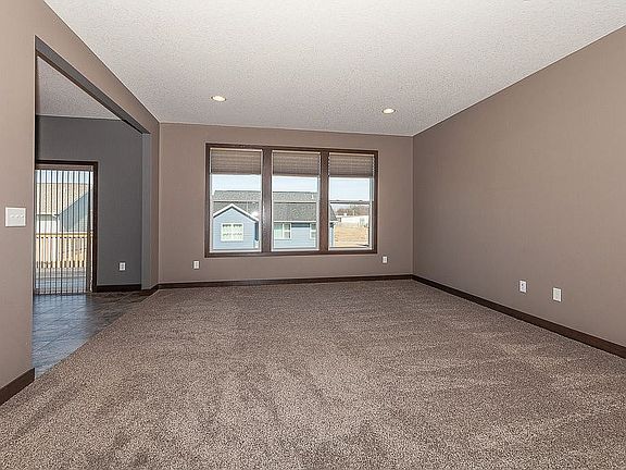 5th image of 305 Grant Avenue Cir