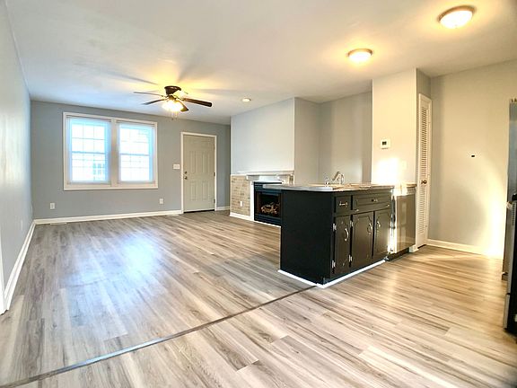 3rd image of 211 Lexington Dr #B