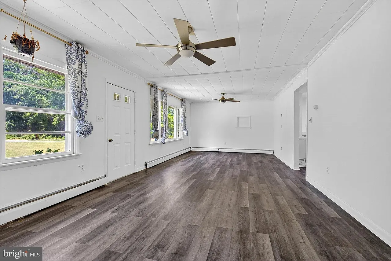 3 bed, 1.5 bath, 1910 sqft, $2,200 — Photo 3