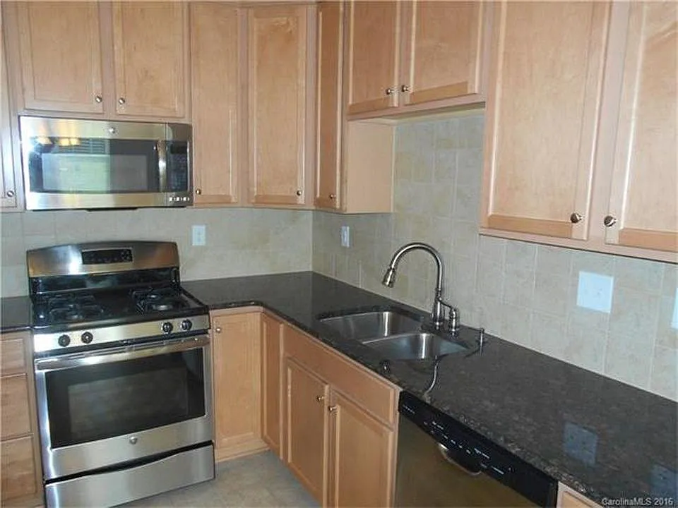 3 bed, 2.5 bath, 1517 sqft, $1,995 — Photo 4