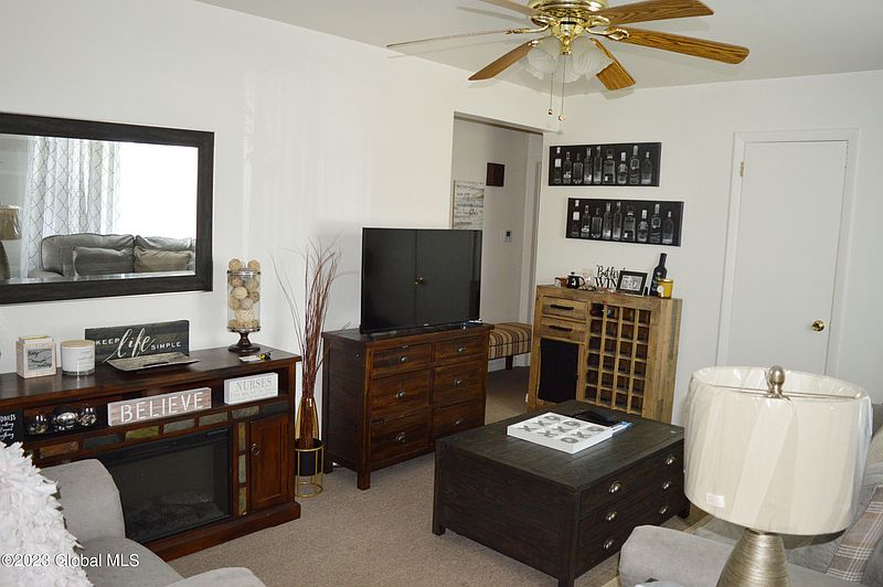 3rd image of 122-124 N Reineman Street