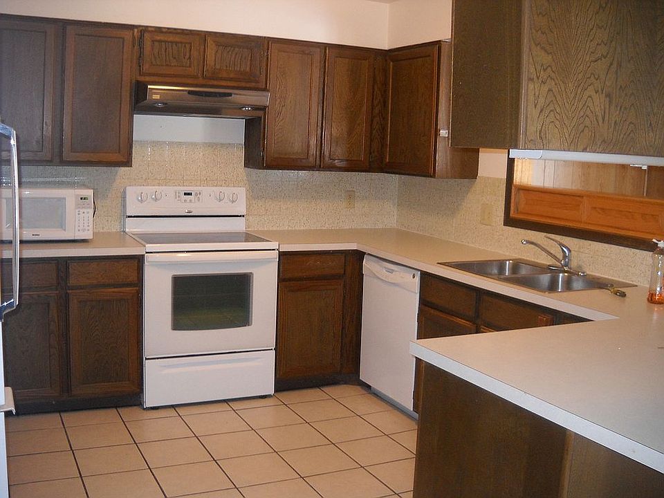 Kitchen w/lots of storage