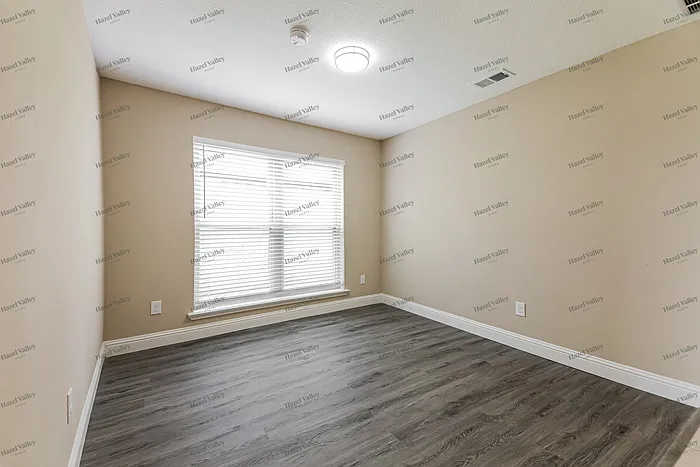 1229 Old Barn Ln — Photo 6