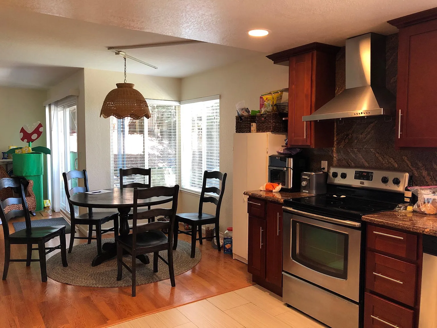 4 bed, 2495 sqft, $4,450 — Photo 2