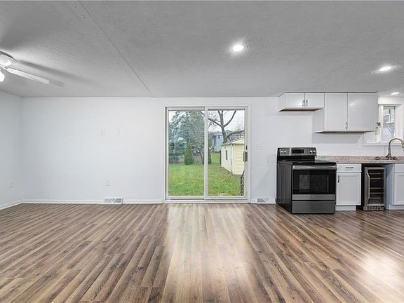 3rd image of 15589 Southway Dr