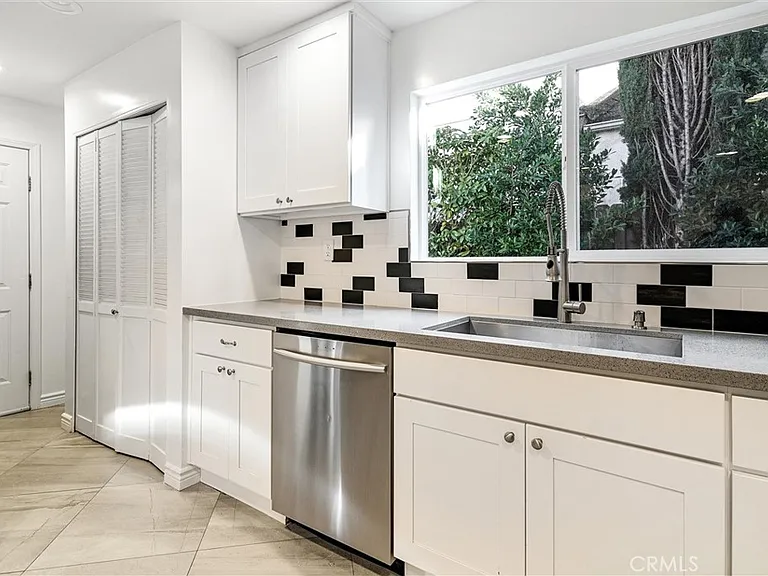 156 S Edinburgh Ave — Photo 19