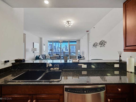 5th image of 1211 S Prairie Ave APT 2005