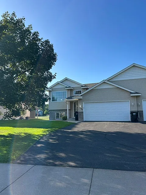 4 bed, 1715 sqft, $2,400 — Photo 1