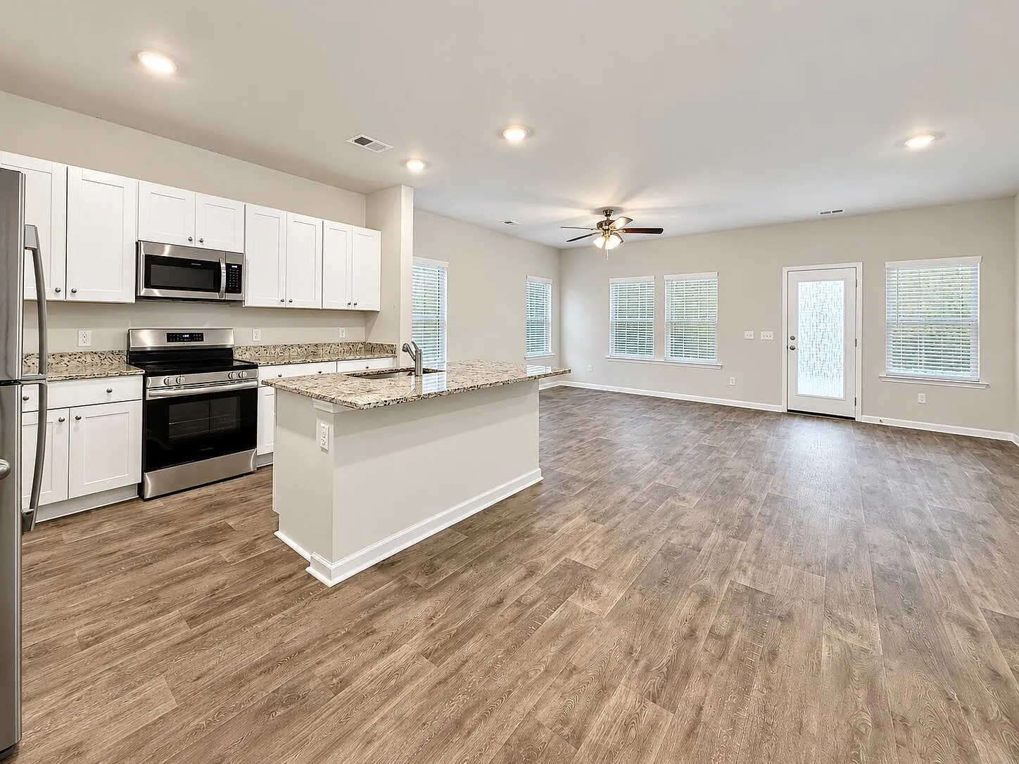 3 bed, 2.5 bath, 1937 sqft, $2,300 — Photo 2