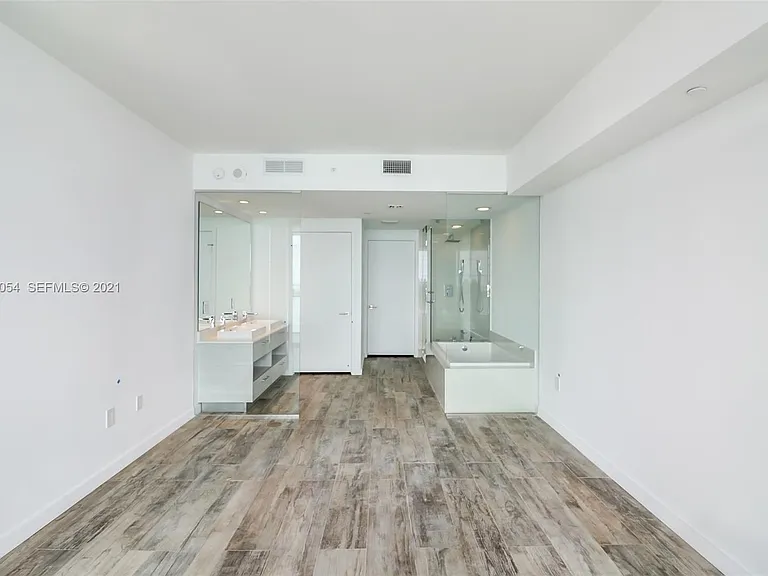 650 NE 32nd St #1305 — Photo 7