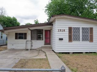 1310 E Anaqua Ave, Victoria, TX 77901