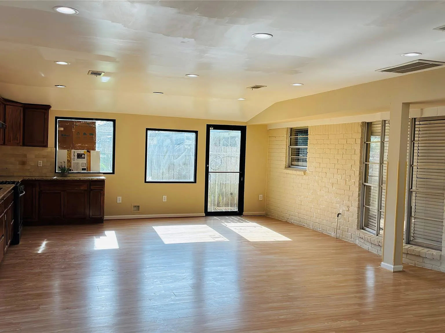 3 bed, 2.0 bath, 2230 sqft, $2,000 — Photo 4