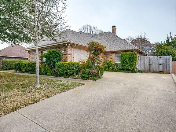 3rd image of 411 N Balfour Dr