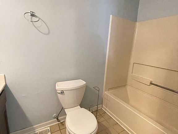 3rd image of 110 Kingsbridge Ln