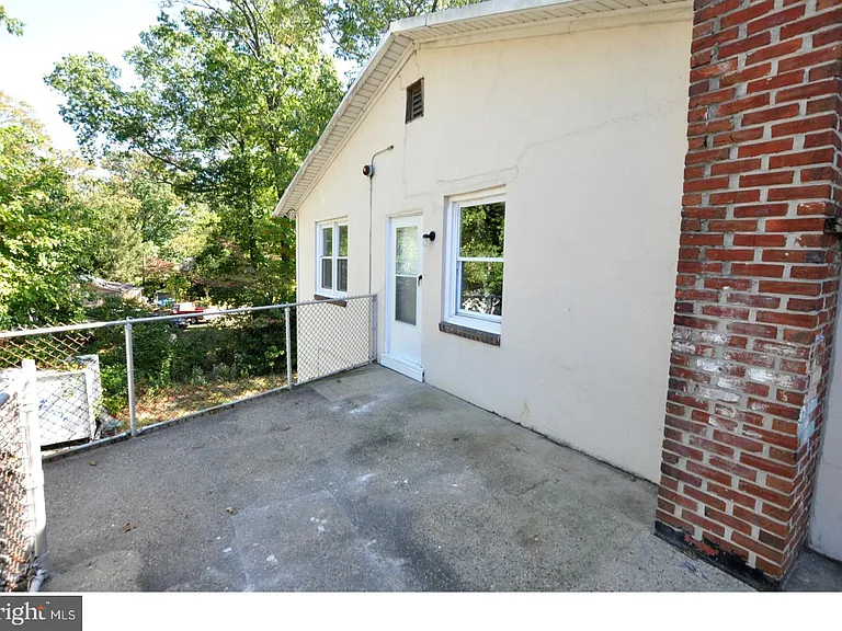 2221 Marne Hwy #2B — Photo 16