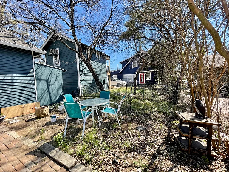 2202 Leon St — Photo 28