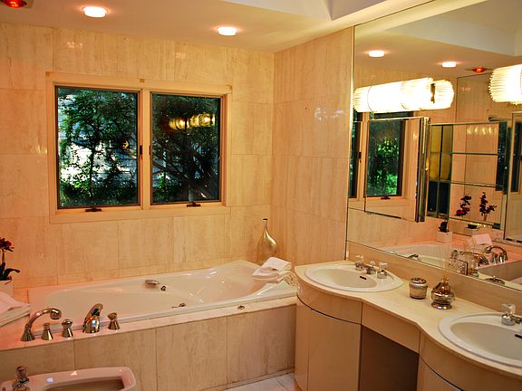 Master en suite bath