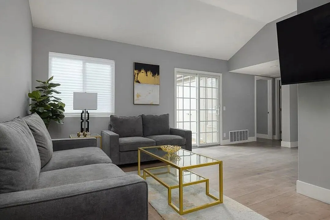 2 bed, 900 sqft, $3,295 — Photo 1
