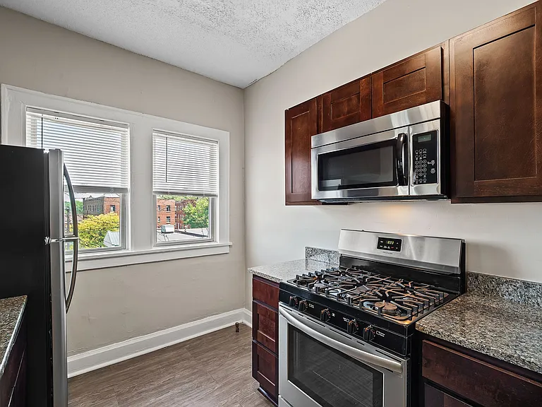 Maycourt Apartments — Photo 10
