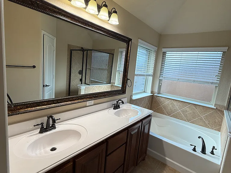 4303 Oak Bluff Dr — Photo 9