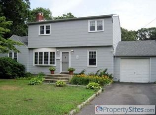 105 Country Club Rd, Bellport, NY 11713