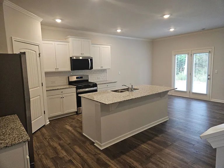 306 Thompson Ridge Ln — Photo 3