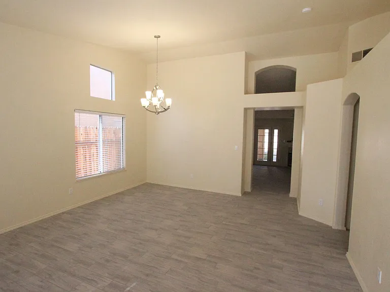 1104 Sand Creek Dr — Photo 8