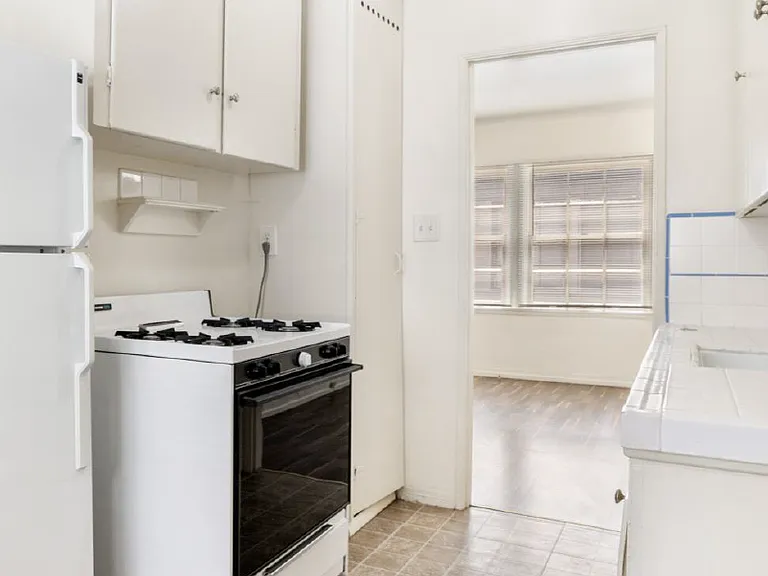 807 W. 30th St. — Photo 13