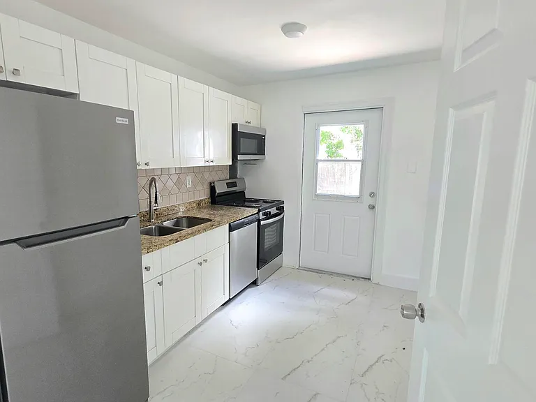 2849 NE 13th Ave — Photo 2
