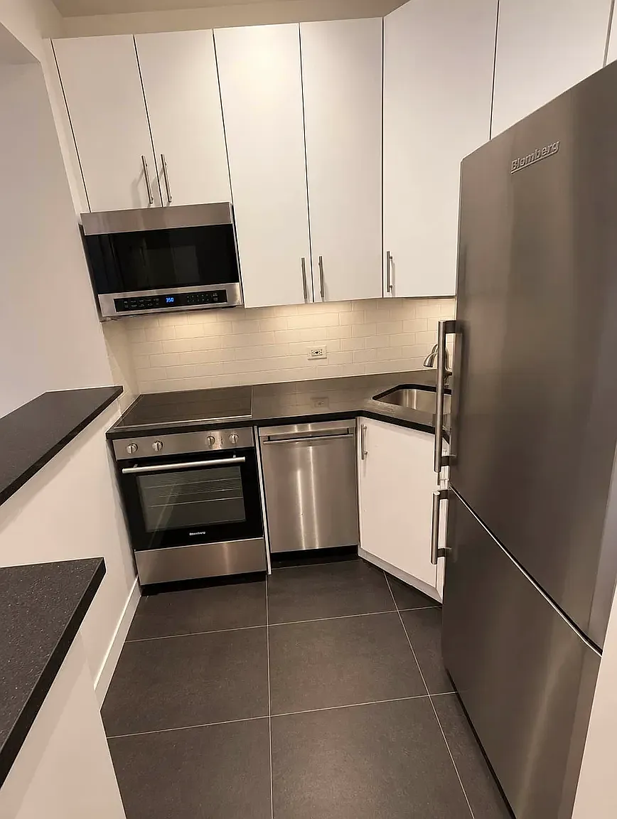 370 East 69th Street — Photo 2