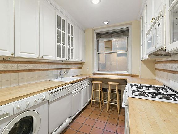 3rd image of 116 E 63rd St APT 2B