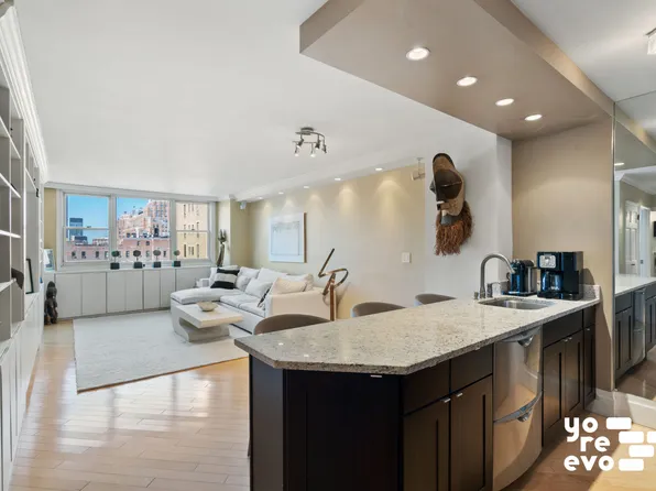 77 Seventh Avenue image 1 of 12