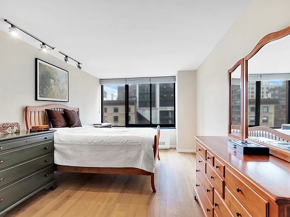 4th image of 215 W 95th St APT 7L
