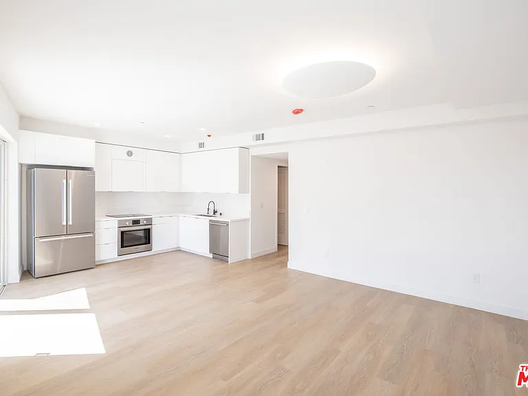 1130 N Orange Dr #403 — Photo 3