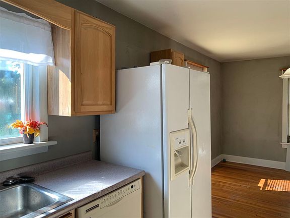 4th image of 106 Stoughton Ave