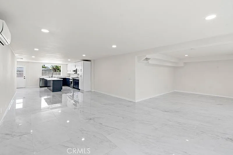 4 bed, 4.5 bath, 3300 sqft, $8,900 — Photo 4