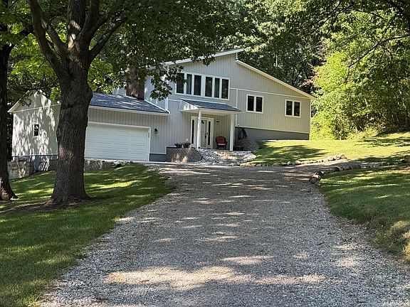 3rd image of 825 Rowlinson Ln
